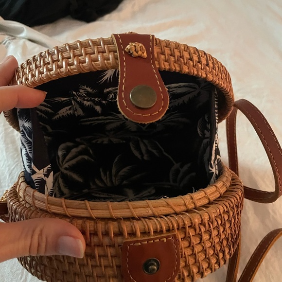 NWOT Rattan Purse with navy & white lining - Picture 2 of 4